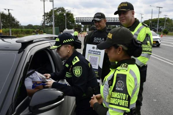 La señora brigadier general al lado de tres policías y un ciudadano