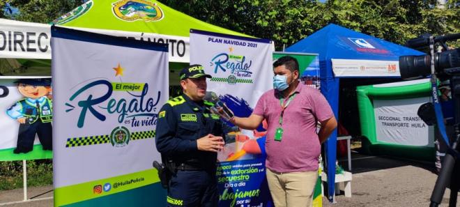  Policía dando entrevista