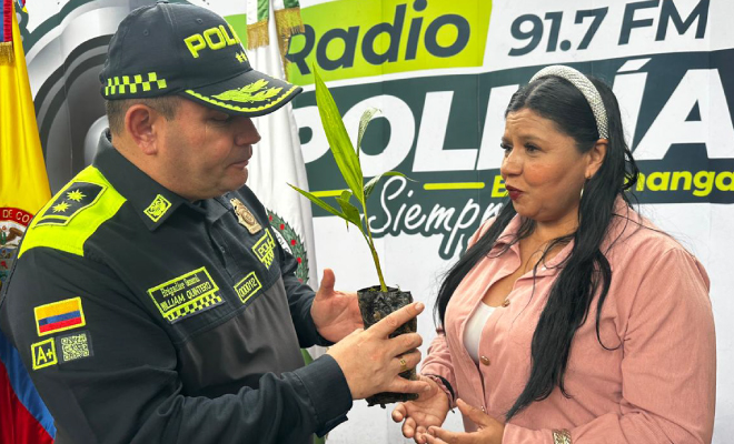 Señor General William Quintero entegando planta a ciudadana en lanzamiento del plan semana santa segura