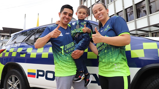 Familia con la camiseta de la carrera