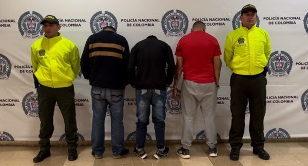 Personas capturadas-policías custodiando