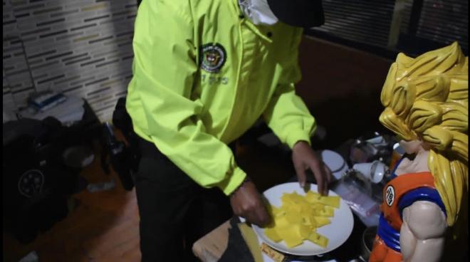 policías registrando