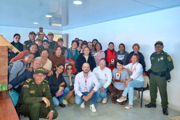 personal de la secretaria de desarrollo social, Escuela de Guías y Adiestramiento Canino, SENA y personal participante del evento