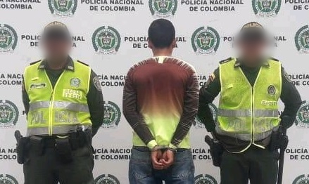 quien al verificar sus antecedentes