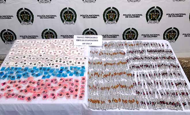 Un perro antinarcóticos detectó la sustancia escondida en su maleta durante un operativo en la autopista Medellín-Bogotá. 