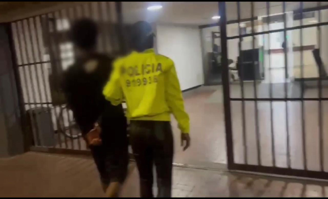 Uniformada de la seccional de investigación criminal de infancia y adolescencia traslada a un menor de edad al Cespa