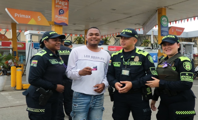 Policía comunitaria entregando mensaje de amor y amistad