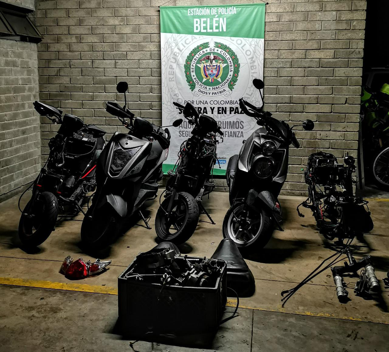 Moticletas y partes halladas en desguezadero