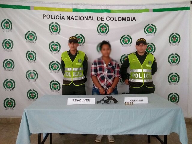 Mujer Capturada con arma de fuego