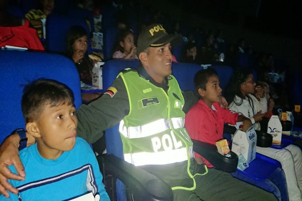60 niños van a cine por primera vez