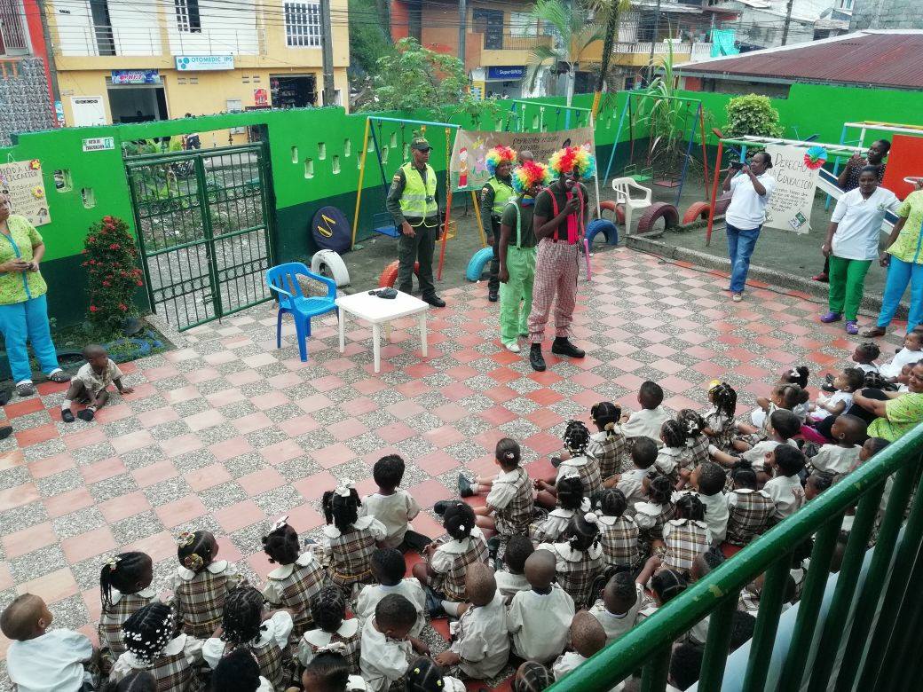 Con diversas actividades lúdicas y recreativas se conmemoró el día del niño en la capital Chocoana. Juegos, show de payasos, pintucaritas, dulces y helados, fueron disfrutados por más de 300 niños y niñas de los diferentes jardines infantiles de la ciudad. Con esta celebración, liderada por el grupo de Protección a la Infancia y a la adolescencia llevamos un rato de sano esparcimiento, además de llevar un mensaje a los padres de familia y docentes: “nuestra prioridad debe ser el cuidado de los niños y niñas