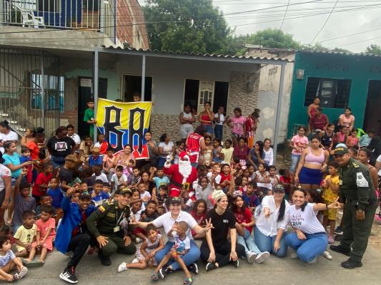 La Policía comunitaria brinda recomendaciones de la no comercialización y manipulación de la pólvora.