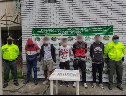 5 personas capturadas-policías custodiando-dinero en efectivo-alucinógenos