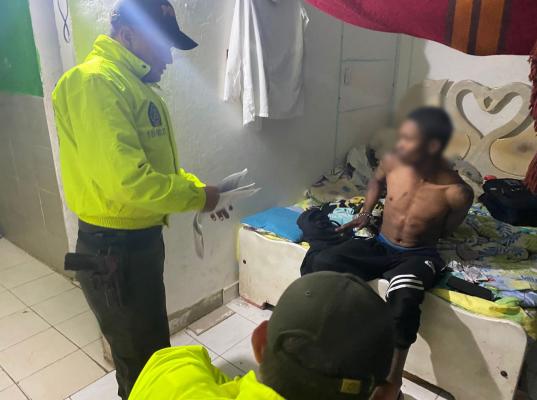 Policía leyendo los derechos del capturado a uno de los presuntos delincuentes.