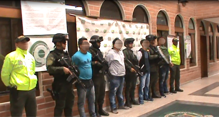 Policías de la Sijin custodian a capturados de grupo delincuencial "robledo" de Medellín