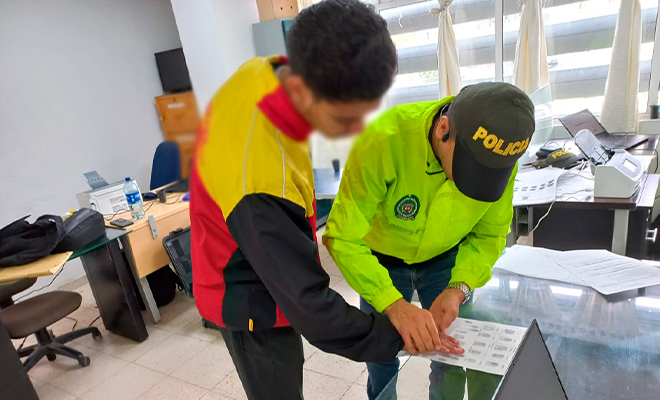 Toma de huellas dactilares a capturado.