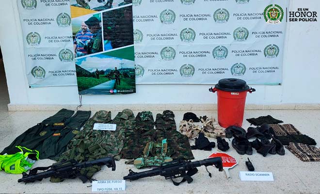 material de guerra incautado-policías custodiando 