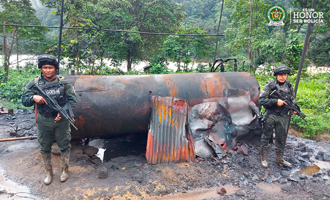 Policías desmantelando refinería 