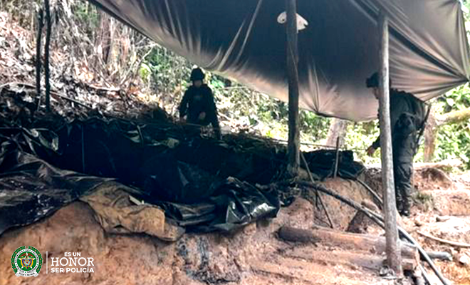 Policías desmantelando refinería 