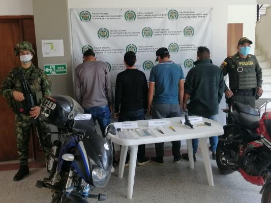 4 personas capturadas-policías custodiando