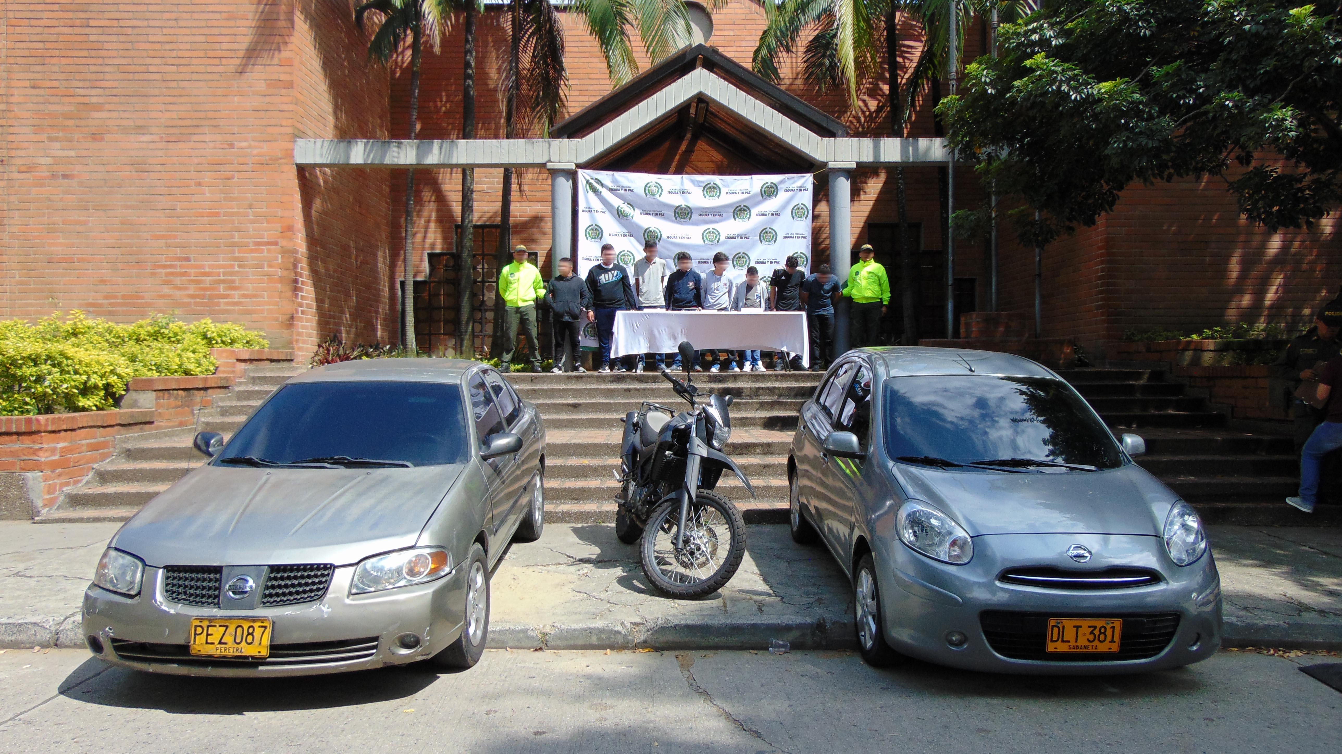 Policías de la Sijin custodian a capturados, elementos incautados y automotores inmovilizados