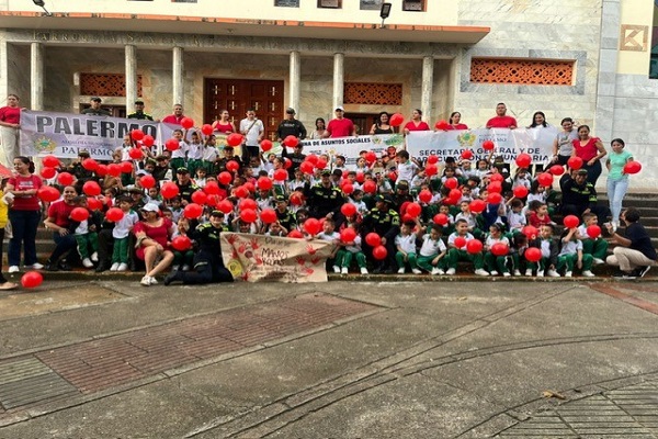 Polic&iacute;as y comunidad conmemorando el D&iacute;a Internacional de las Manos Rojas