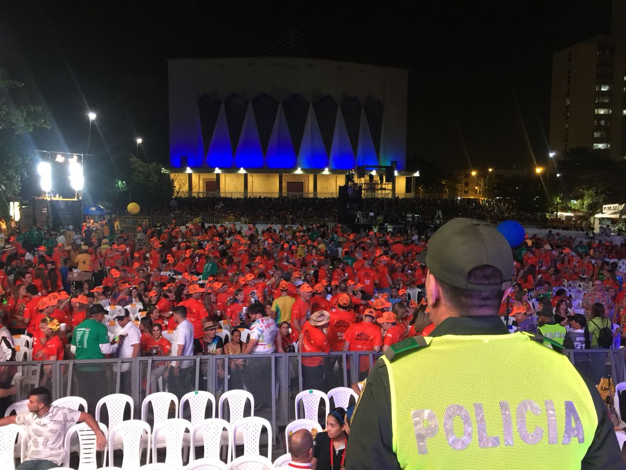 Presencia policía en plaza de la paz