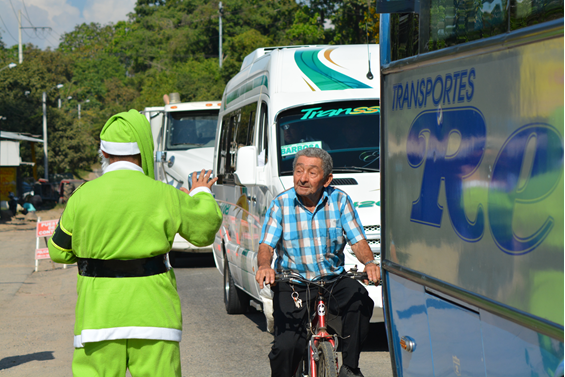 Llegó el Papá Noel de la seguridad vial cargado de recomendaciones y regalos
