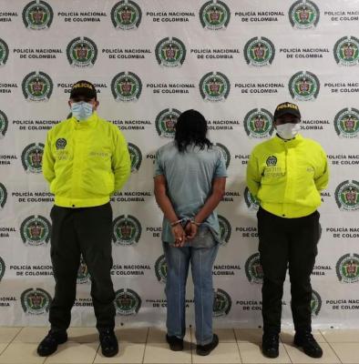 una persona capturada-policías custodiando