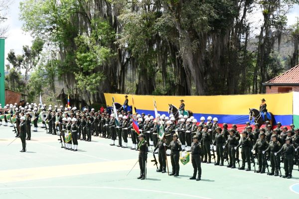 En la Escuela de Carabineros Provincia de Vélez, durante ceremonia especial fueron condecorados 64 policías
