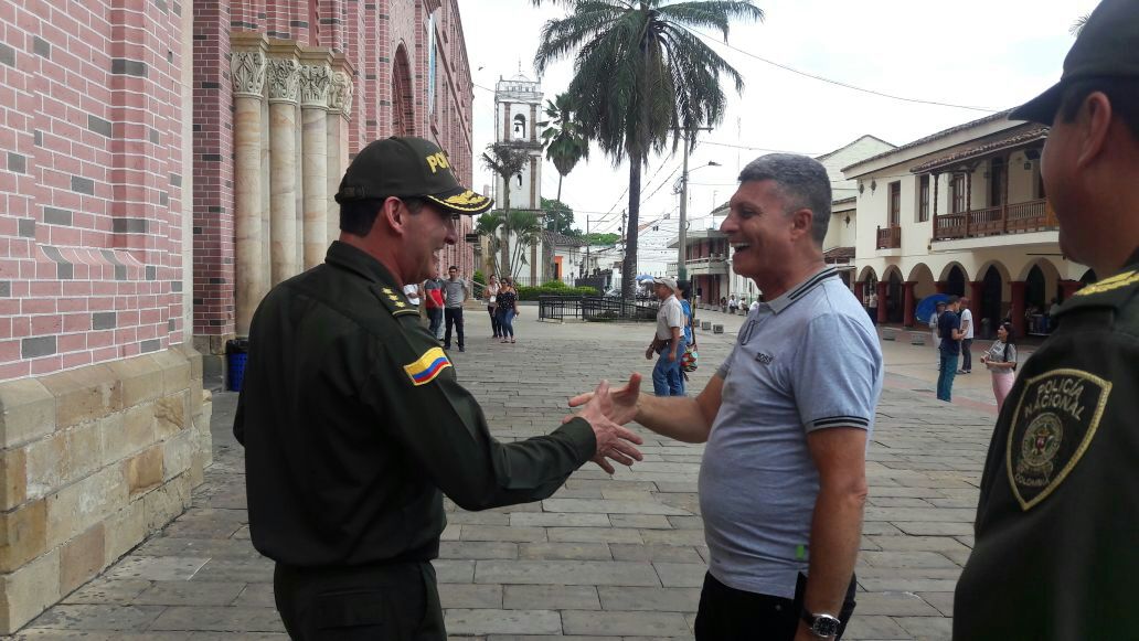 comunidad-reconoce-labor-policial-en-buga-valle-del-cauca