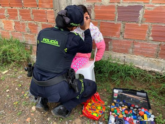 Pintacaritas a niños y niñas del sector por parte de la estudiantes en periodo de formación