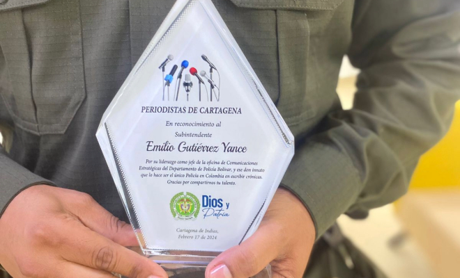 Placa de reconocimiento por el trabajo en comunicación que viene realizando en Bolívar