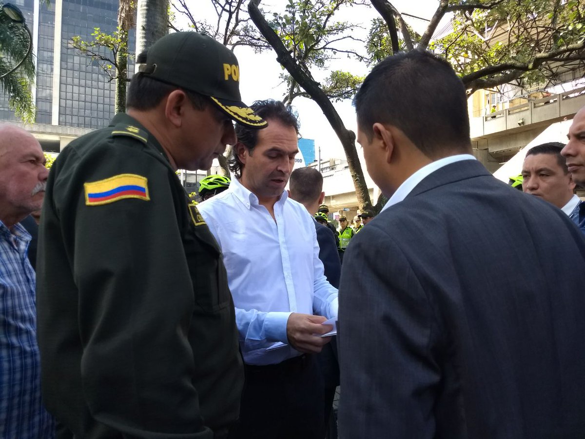 Alcalde de Medellín y Comandante Policía Metropolitana en lugar de intervención centro de Medellín