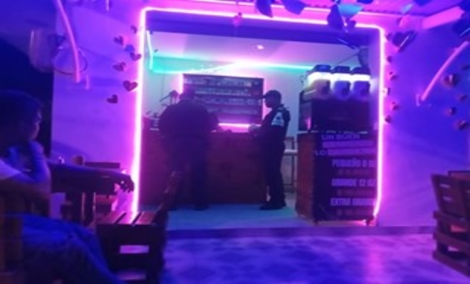 Uniformados realizando registros a personas y establecimientos comerciales 