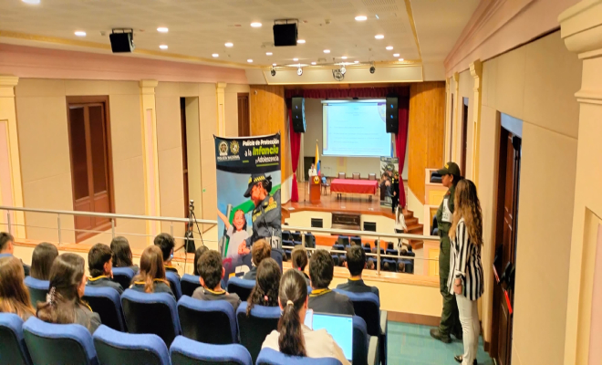 Padres de familia atienden las recomendaciones de la policía de infancia