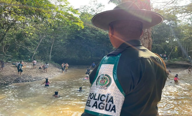 policía protege el agua