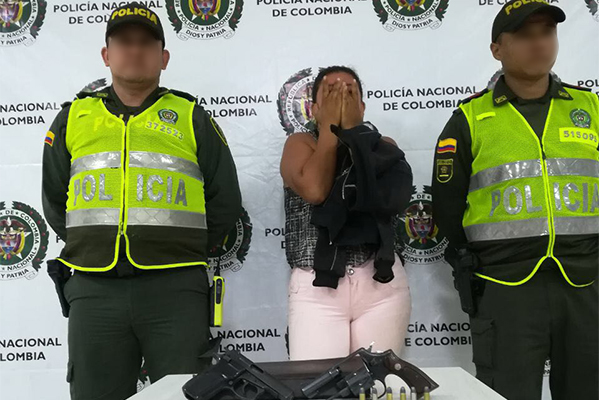 Capturada mujer y un hombre con cuatro armas de fuego
