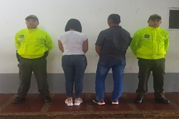 Estas dos personas fueron sorprendidas por el propietario de una vivienda forzando una chapa para ingresar