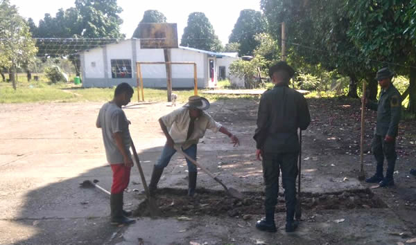  policia-carabineros-putumayo-reconstruyen-paz-reconstruyen.cancha-futbol
