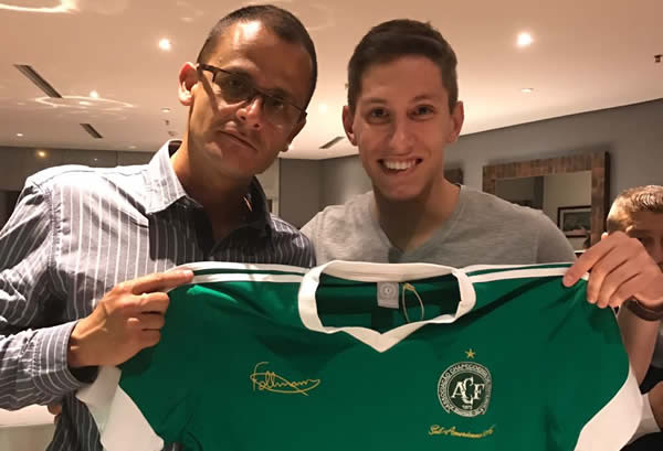 policia-colombia-reencuentro-jugador-chapecoense-policia-salvo-vida-cerro