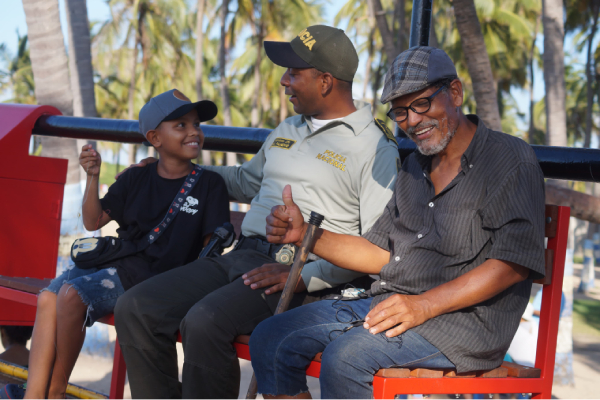 Policía con niño y abuelo