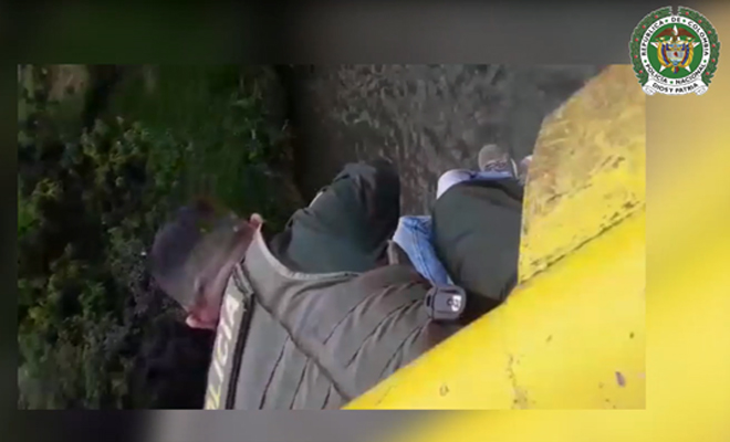 Momento en que policía convence a joven de no lanzarse al río Medellín 