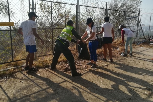 Policía-junto-a-jóvenes-mejoran-la-cara-de-la-ciudad