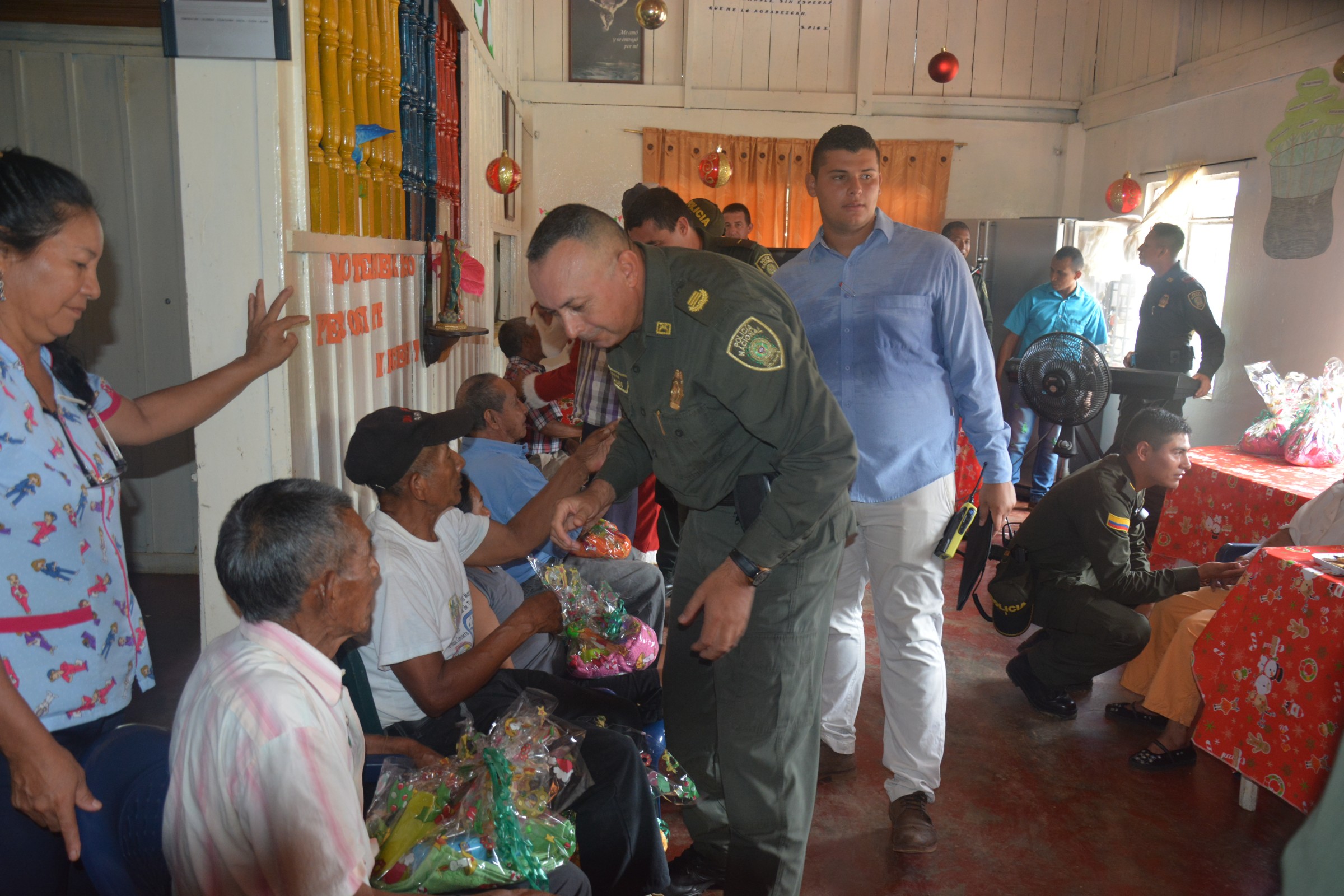 policia-mitu-vaupes-visita-abuelos-indigenas