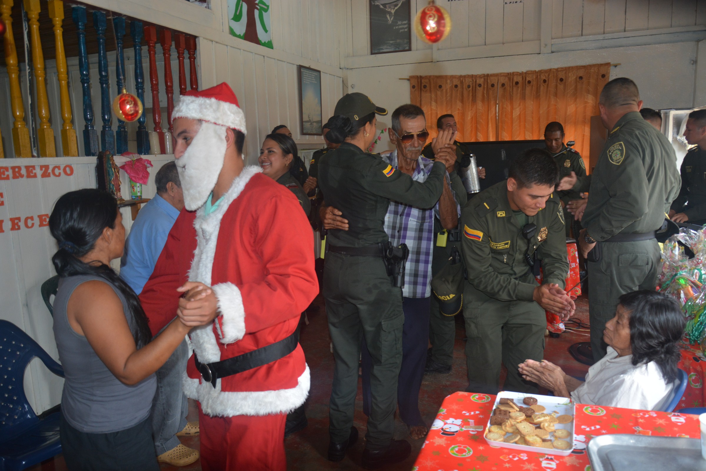 policia-mitu-vaupes-visita-abuelos-indigenas