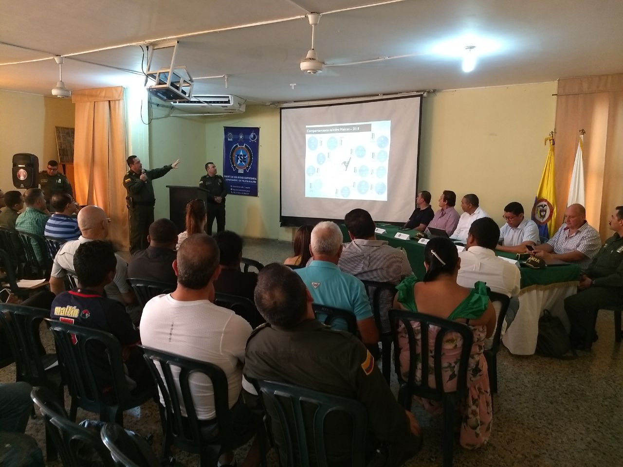 policía-Nacional-y-comerciantes