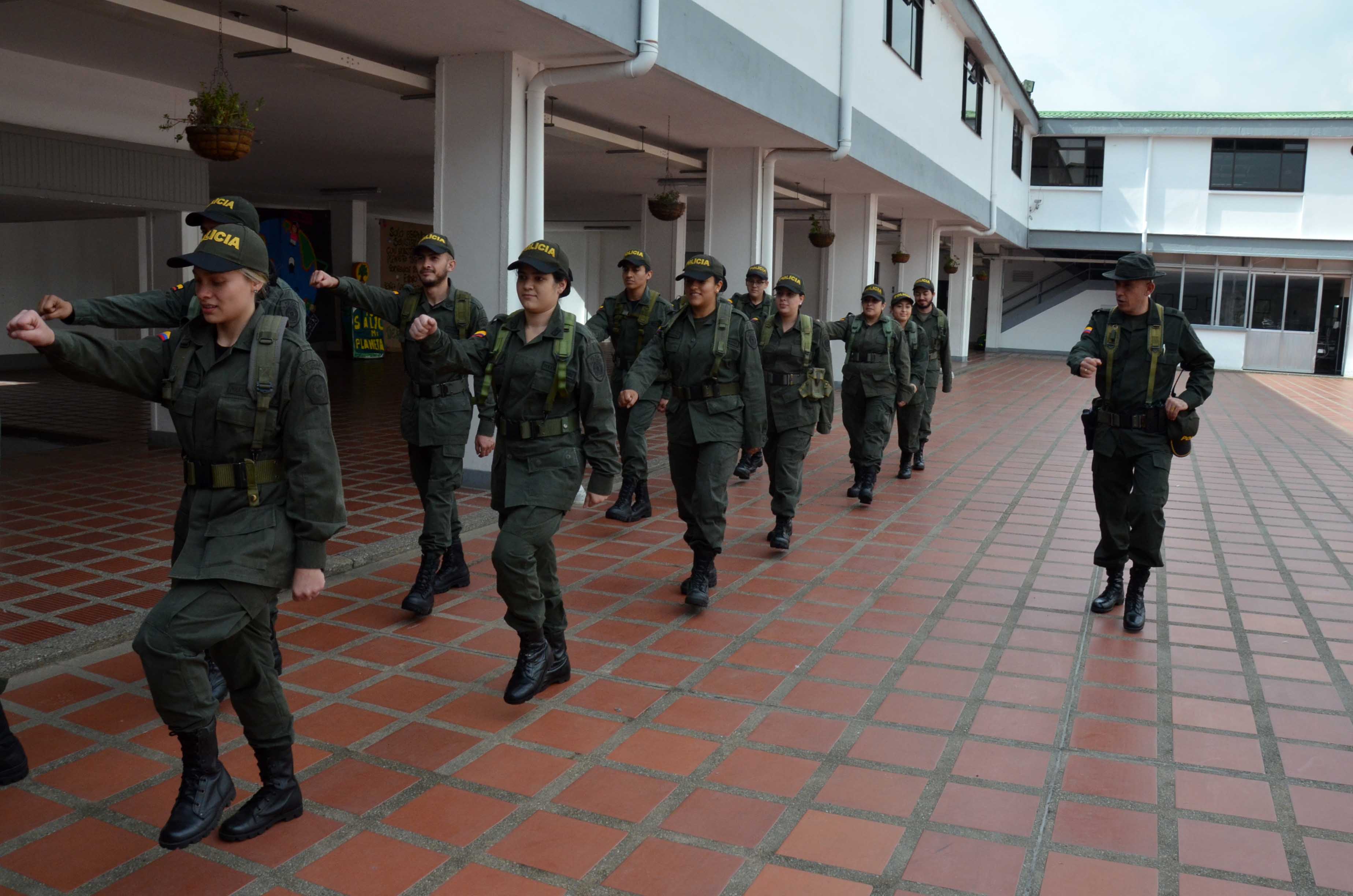 Participantes de policía por un día hacen entrenamiento