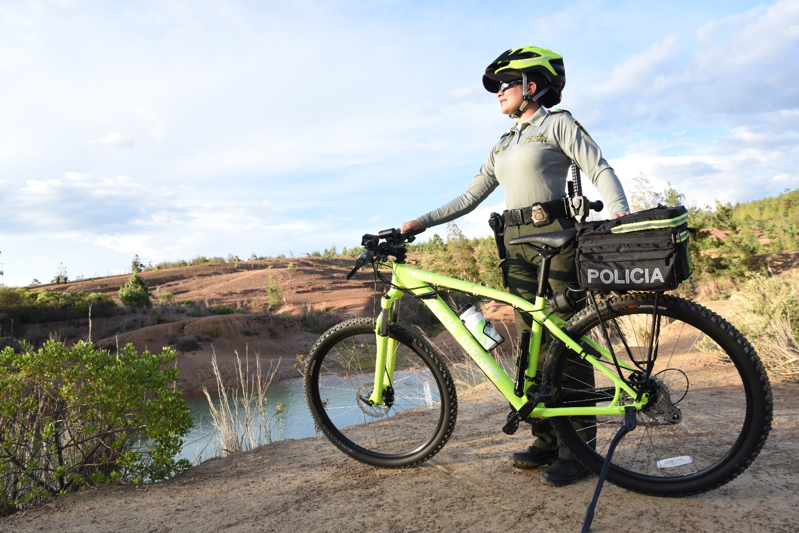 mujer-policia-de-turismo-brindando-seguridad 