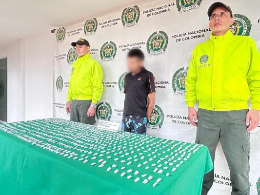 Persona capturada-policías custodiando